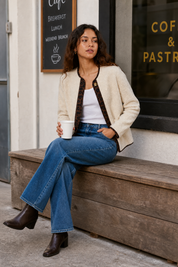 Veste beige sherpa à bordures léopard | Deuxième photo lifestyle | Lounelle Paris