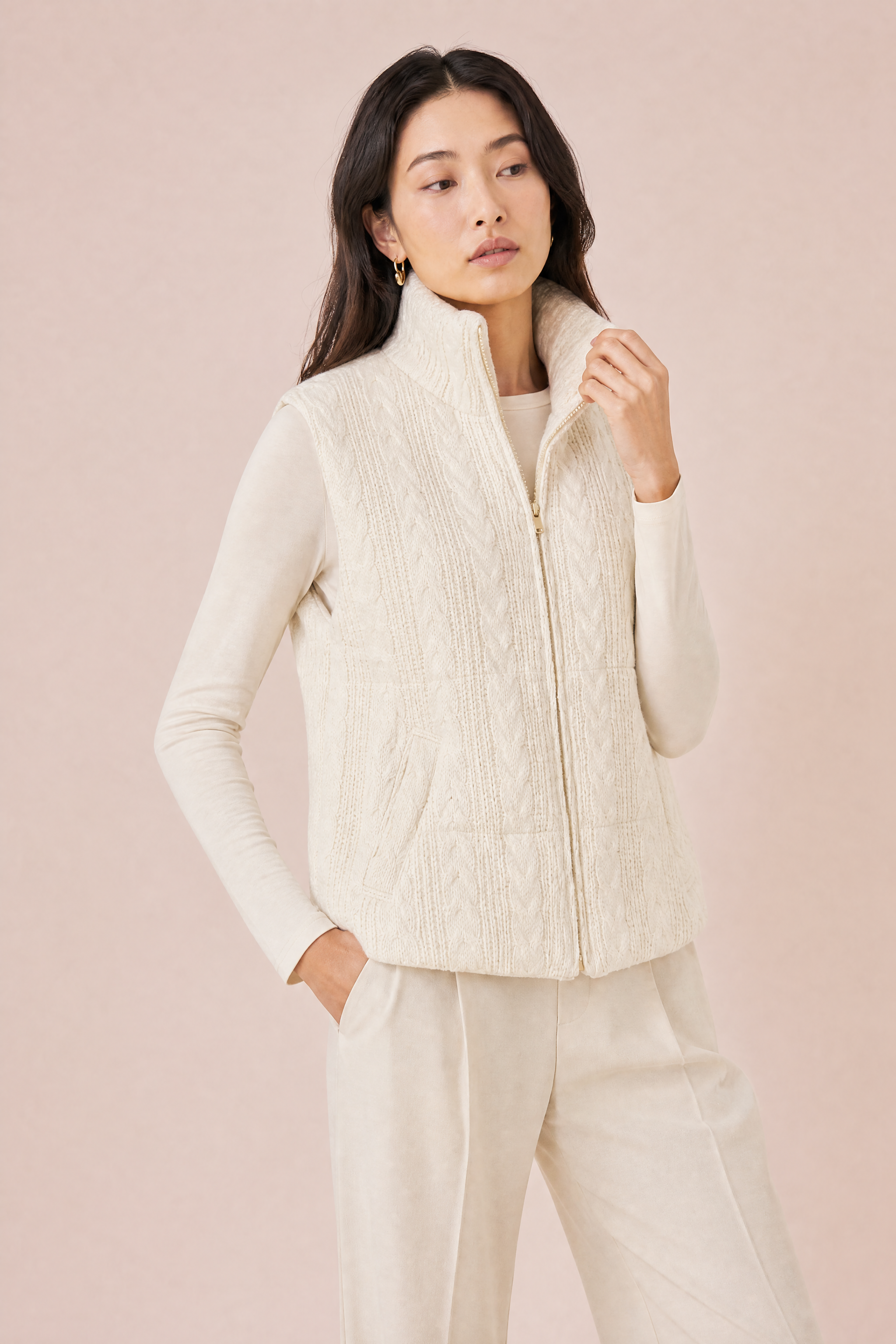 Gilet sans manches blanc cassé col montant | Vue rapprochée | Lounelle Paris