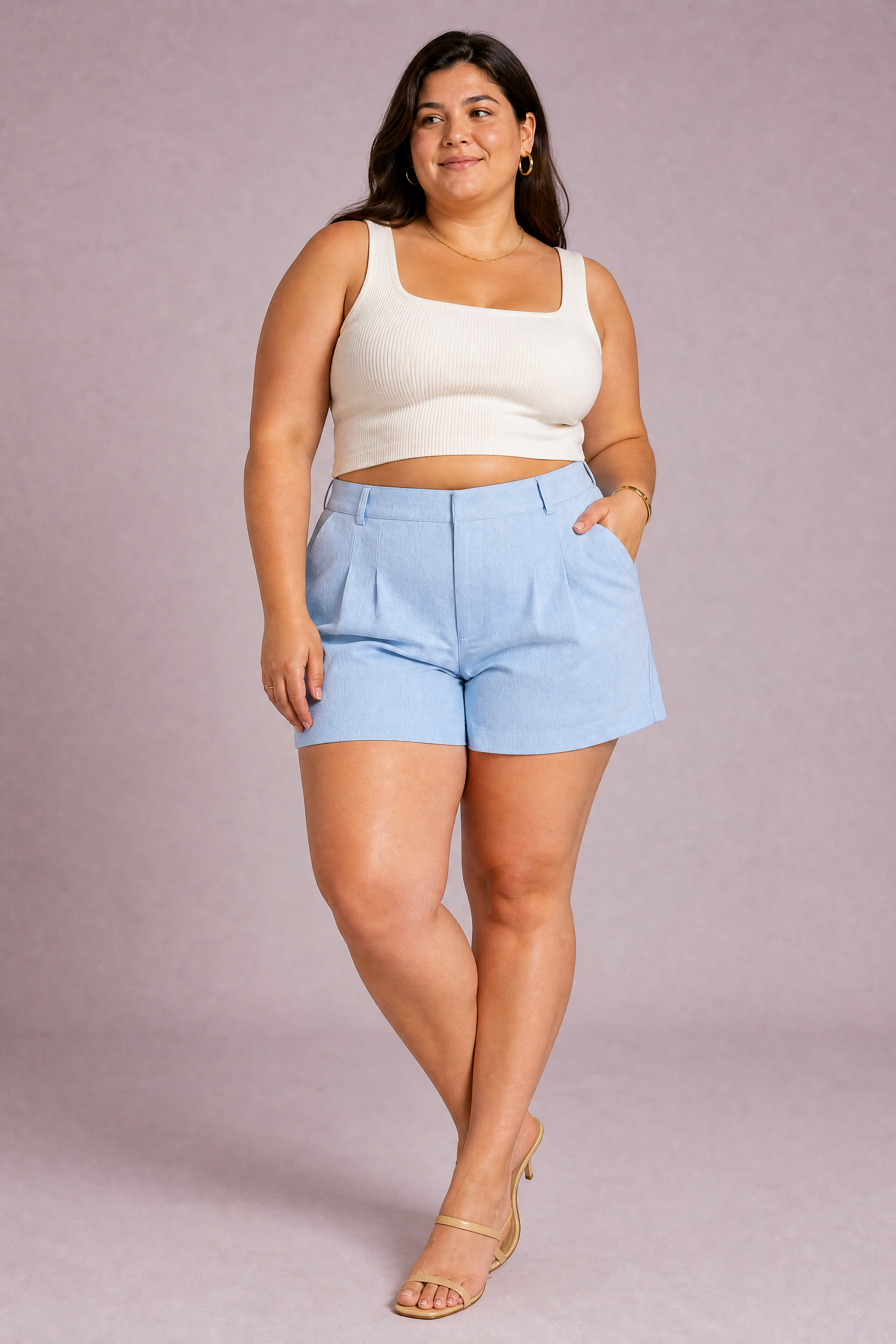Short tailleur bleu clair plissé taille haute | Porté sur une silhouette plus ronde | Lounelle Paris