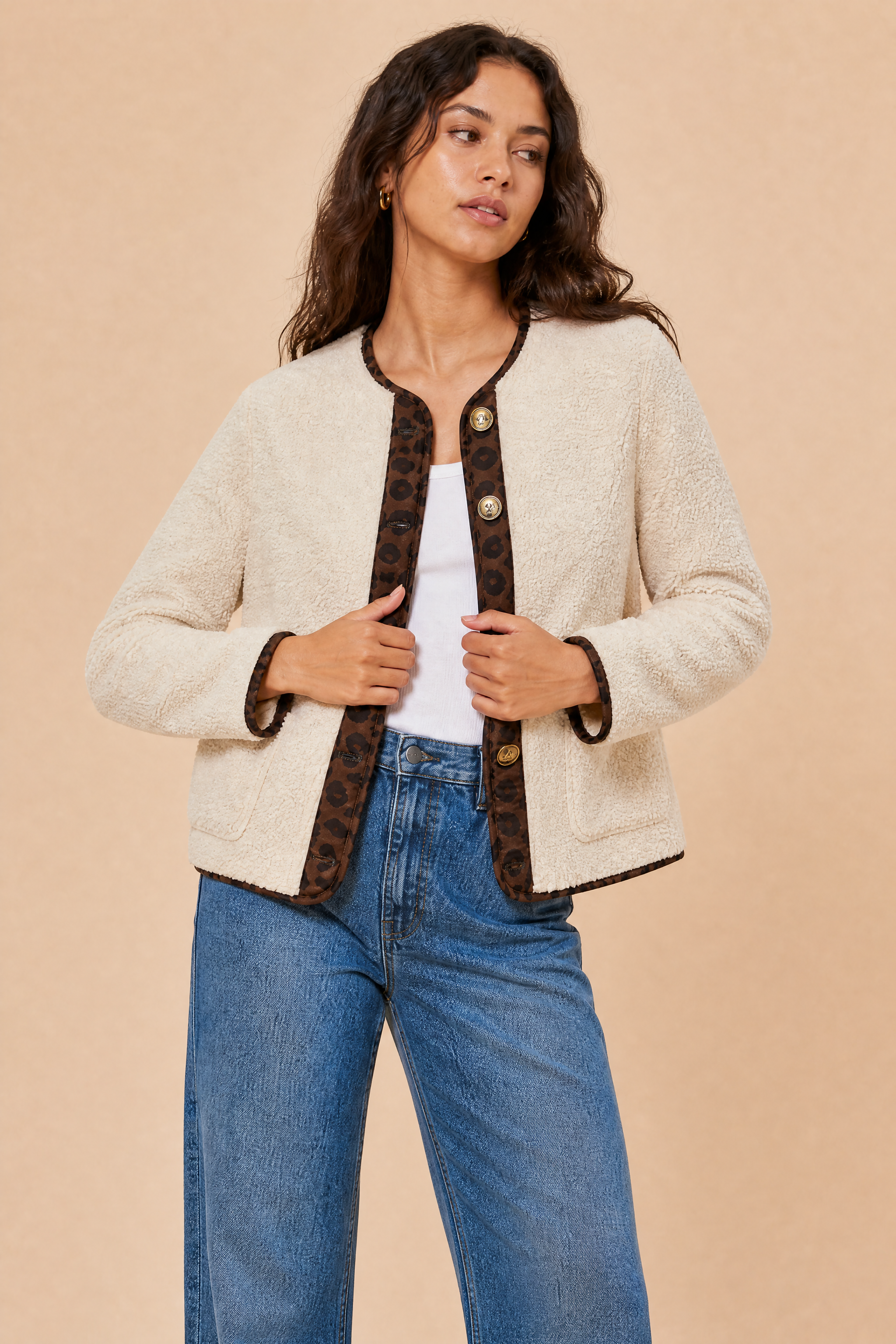 Veste beige sherpa à bordures léopard | Vue rapprochée | Lounelle Paris