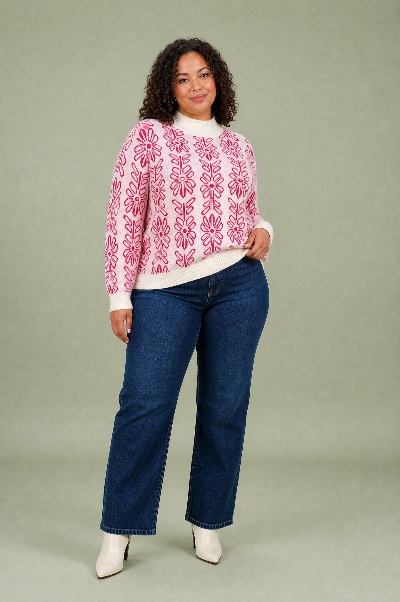 Pull rose jacquard col montant | Porté sur une silhouette plus ronde | Lounelle Paris