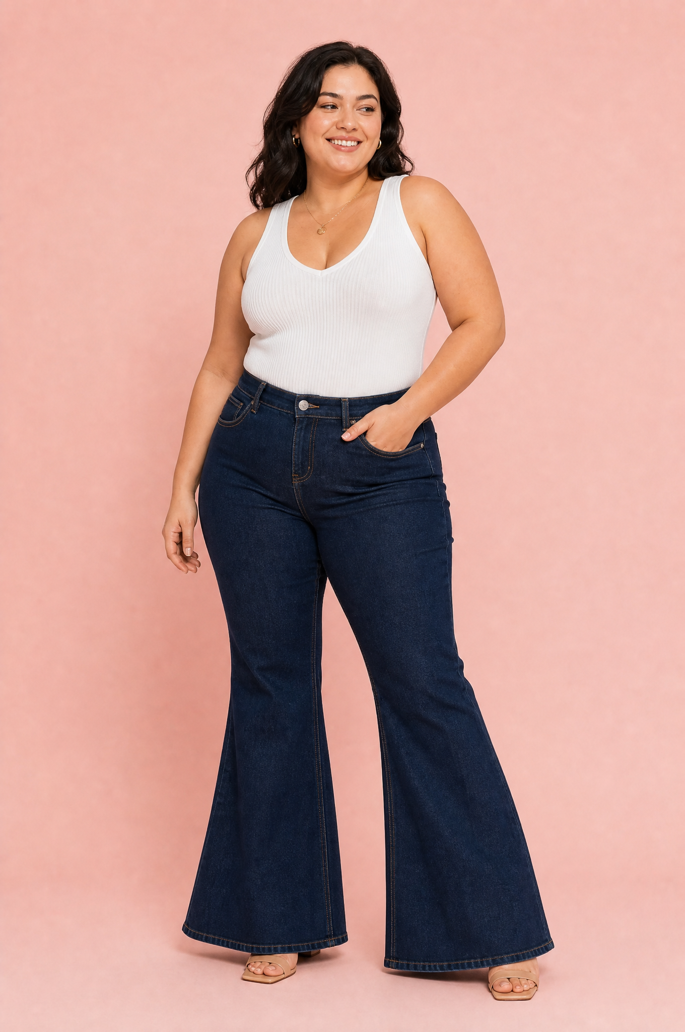 Pantalon bleu foncé évasé taille mi-haute | Porté sur une silhouette plus ronde | Lounelle Paris