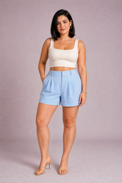 Short tailleur bleu clair plissé taille haute | Porté sur une autre silhouette | Lounelle Paris