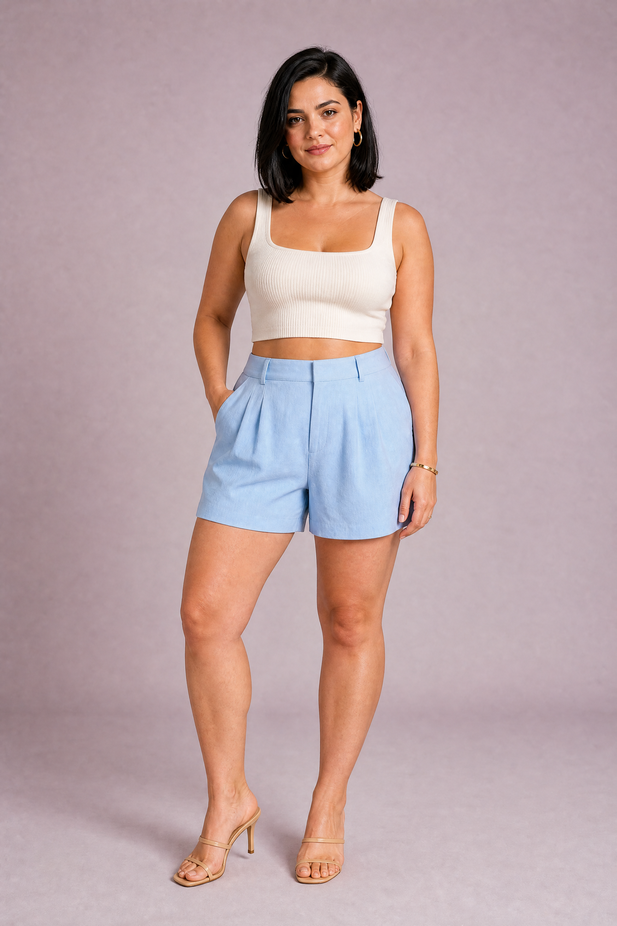Short tailleur bleu clair plissé taille haute | Porté sur une autre silhouette | Lounelle Paris