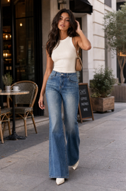 Jean bleu évasé délavé | Photo lifestyle | Lounelle Paris
