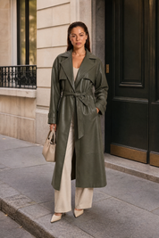 Manteau long effet cuir ceinturé | Variante Vert - Lifestyle | Lounelle Paris