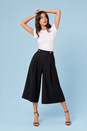 Short jupe-culotte noir taille haute | Vue en mouvement | Lounelle Paris