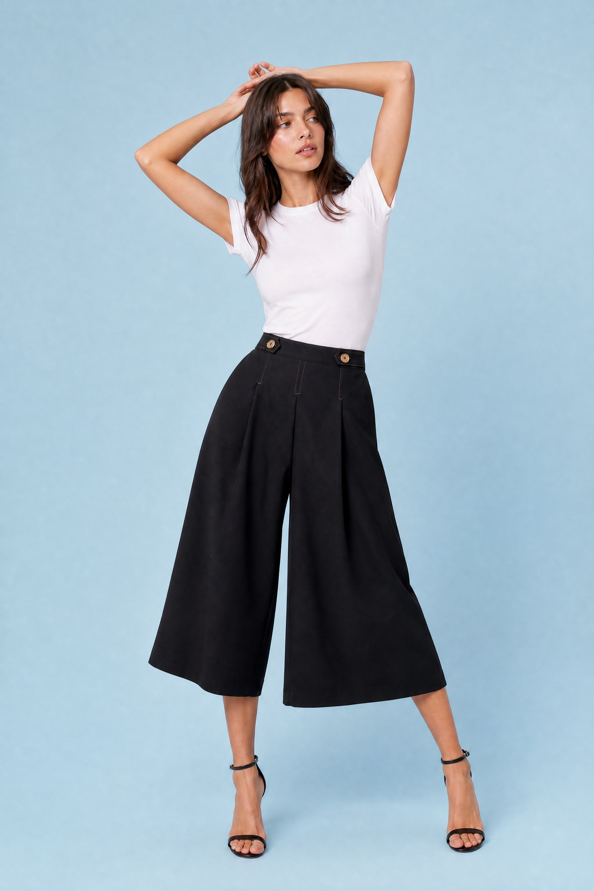 Short jupe-culotte noir taille haute | Vue en mouvement | Lounelle Paris
