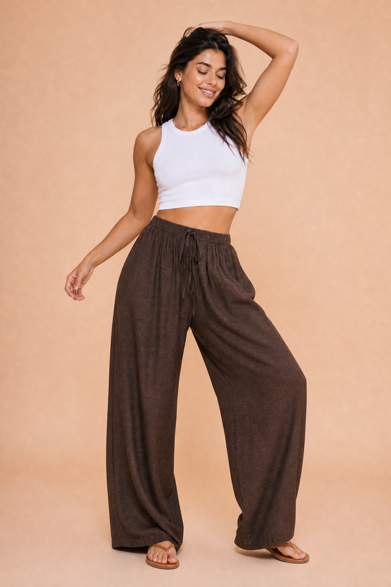 Pantalon marron large taille haute | Vue en mouvement | Lounelle Paris