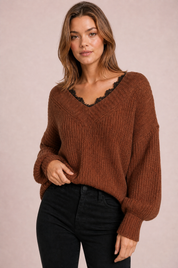 Pull col V à dentelle | Vue rapprochée | Lounelle Paris
