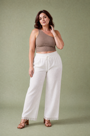 Pantalon blanc ample taille haute | Porté sur une silhouette plus ronde | Lounelle Paris