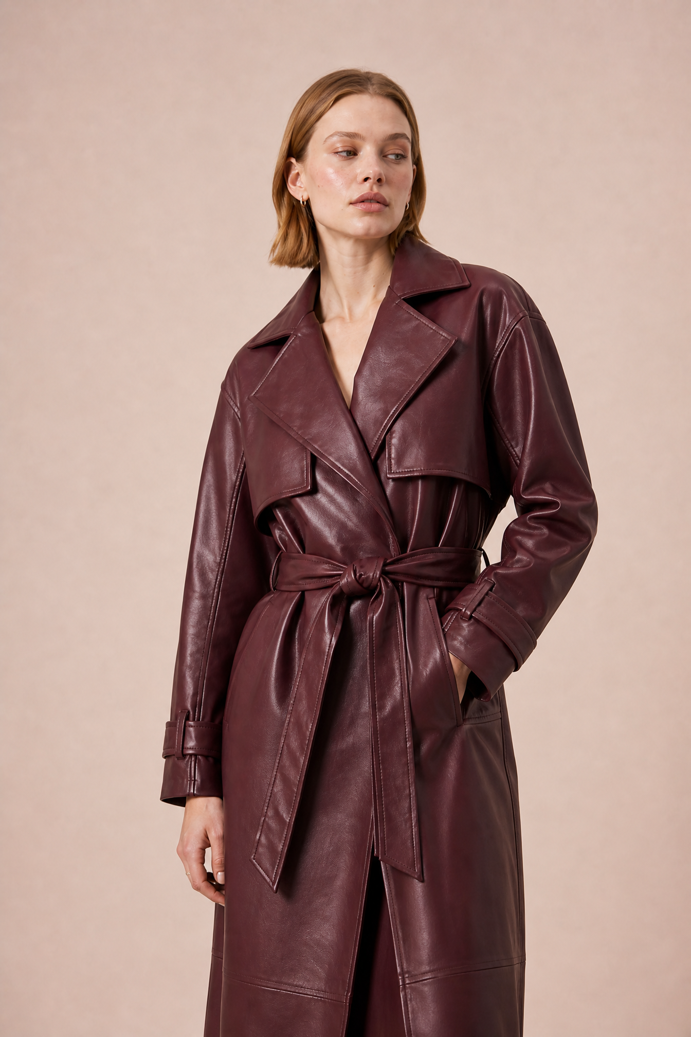 Manteau long effet cuir ceinturé | Vue rapprochée | Lounelle Paris