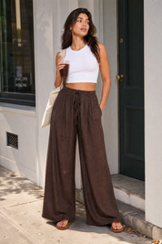 Pantalon marron large taille haute | Photo lifestyle | Lounelle Paris
