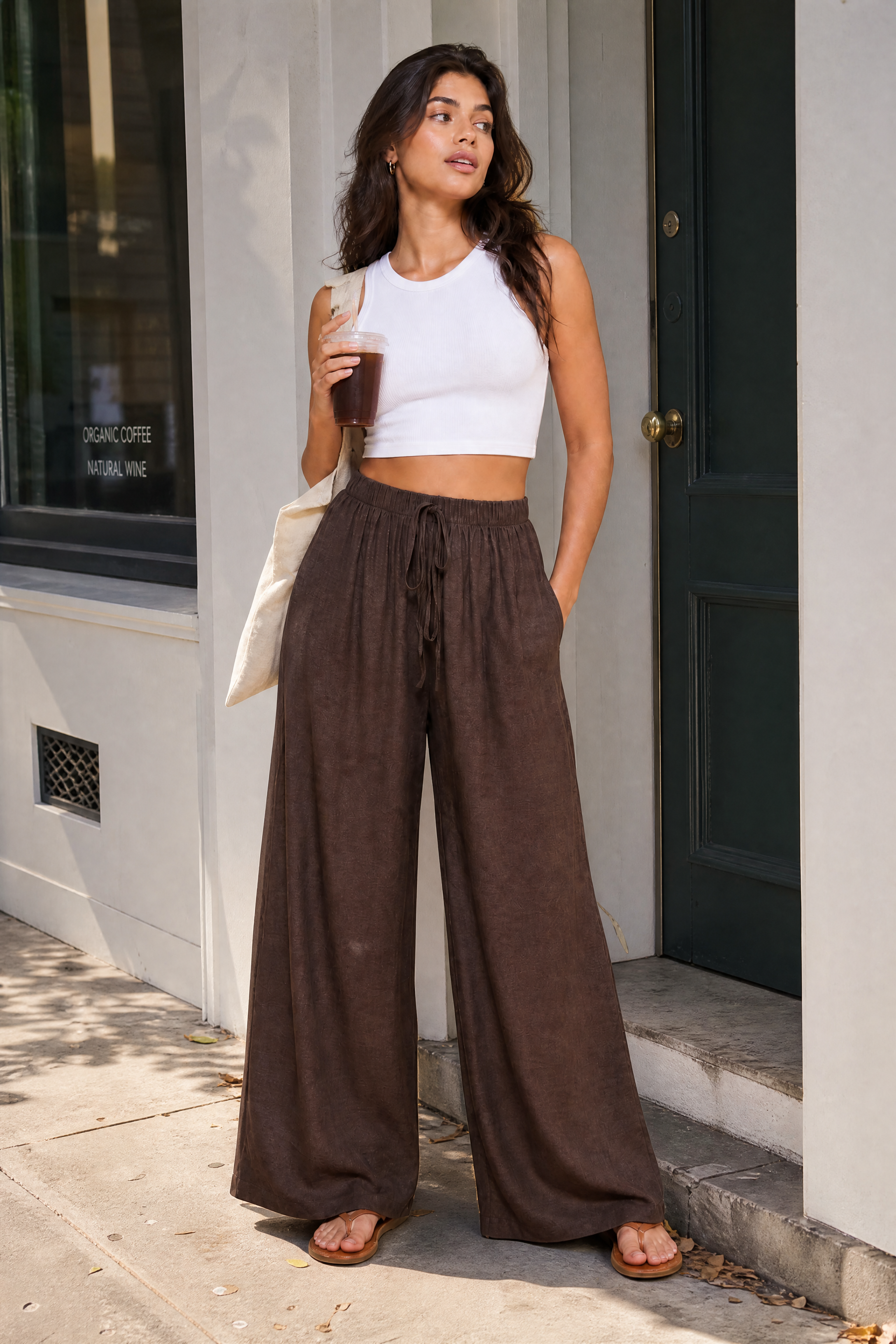 Pantalon marron large taille haute | Photo lifestyle | Lounelle Paris