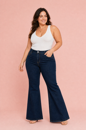 Pantalon bleu foncé évasé taille mi-haute | Porté sur une autre silhouette | Lounelle Paris