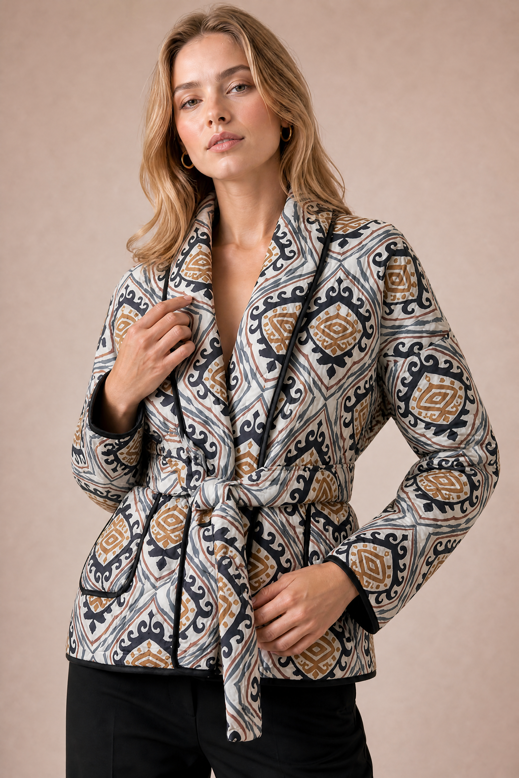 Veste matelassée imprimée col en V | Vue rapprochée | Lounelle Paris
