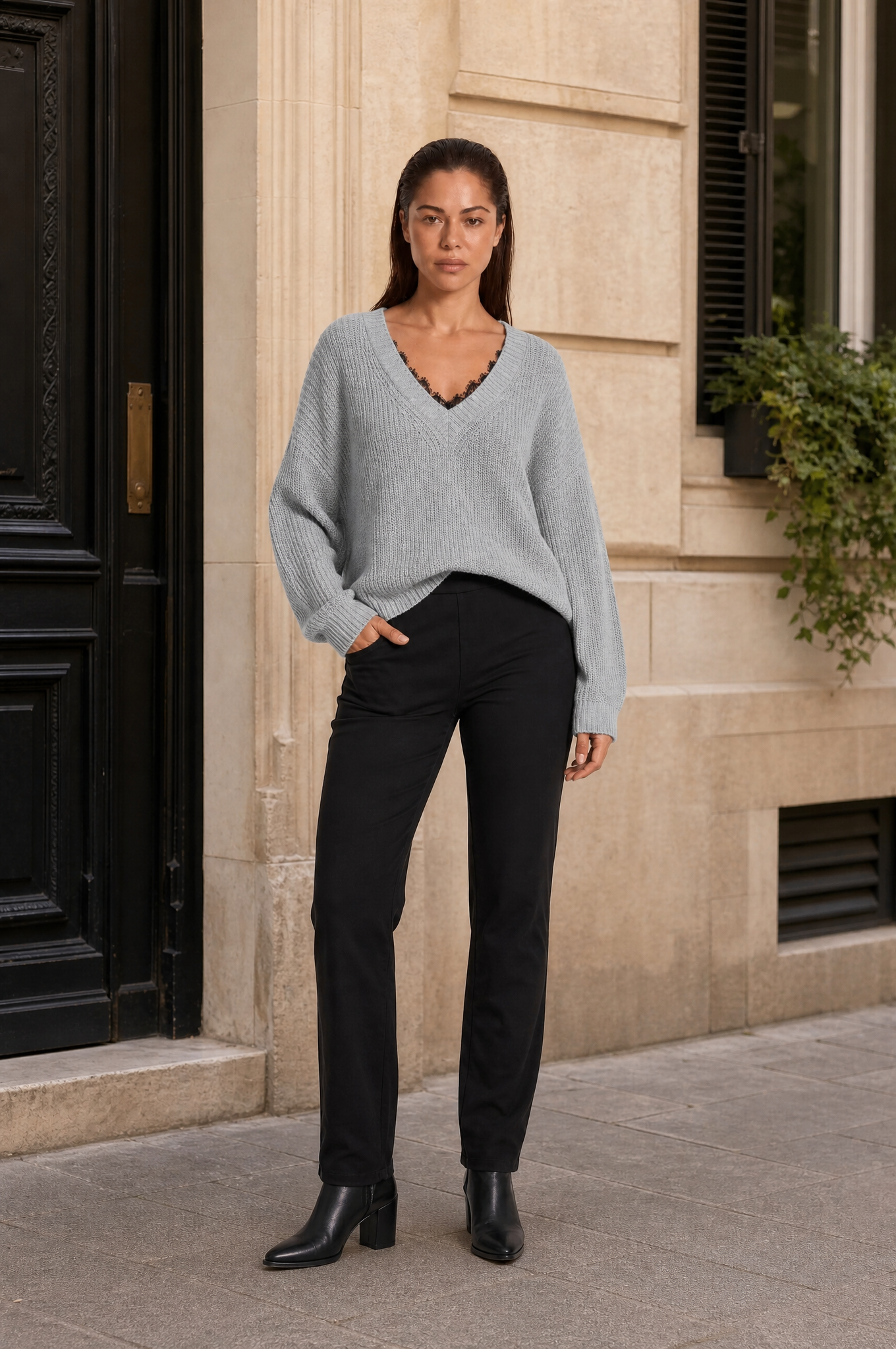 Pull col V à dentelle | Variante Gris clair - Lifestyle | Lounelle Paris