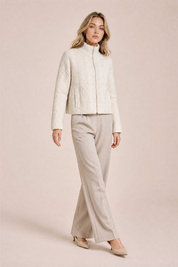 Veste maille beige col montant | Vue en mouvement | Lounelle Paris