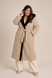 Manteau beige matelassé à capuche | Porté sur une silhouette plus ronde | Lounelle Paris