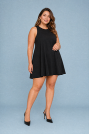 Robe noire trapèze sans manches | Porté sur une silhouette plus ronde | Lounelle Paris