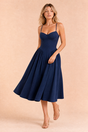 Robe midi à fines bretelles encolure droite | Vue en mouvement | Lounelle Paris