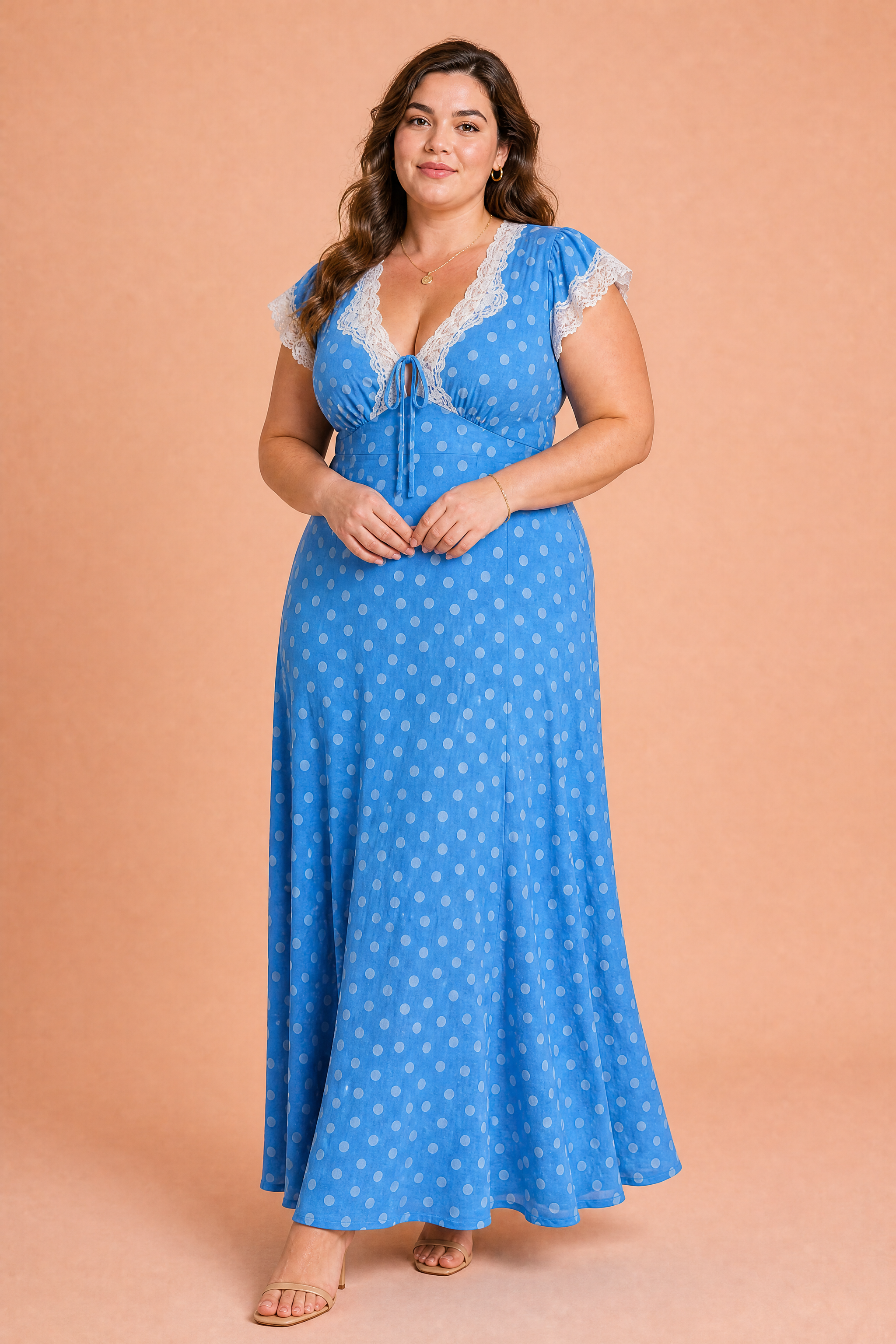 Robe longue bleue à pois col V | Porté sur une silhouette plus ronde | Lounelle Paris