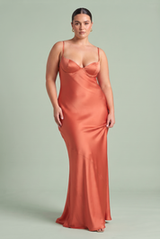 Robe longue coupe sirène dos lacé | Porté sur une silhouette plus ronde | Lounelle Paris