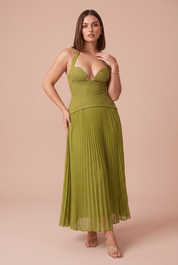 Robe jaune-vert col licou dos nu | Porté sur une silhouette plus ronde | Lounelle Paris