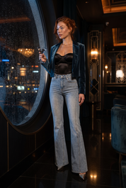 Jean bleu délavé taille haute évasé | Deuxième photo lifestyle | Lounelle Paris