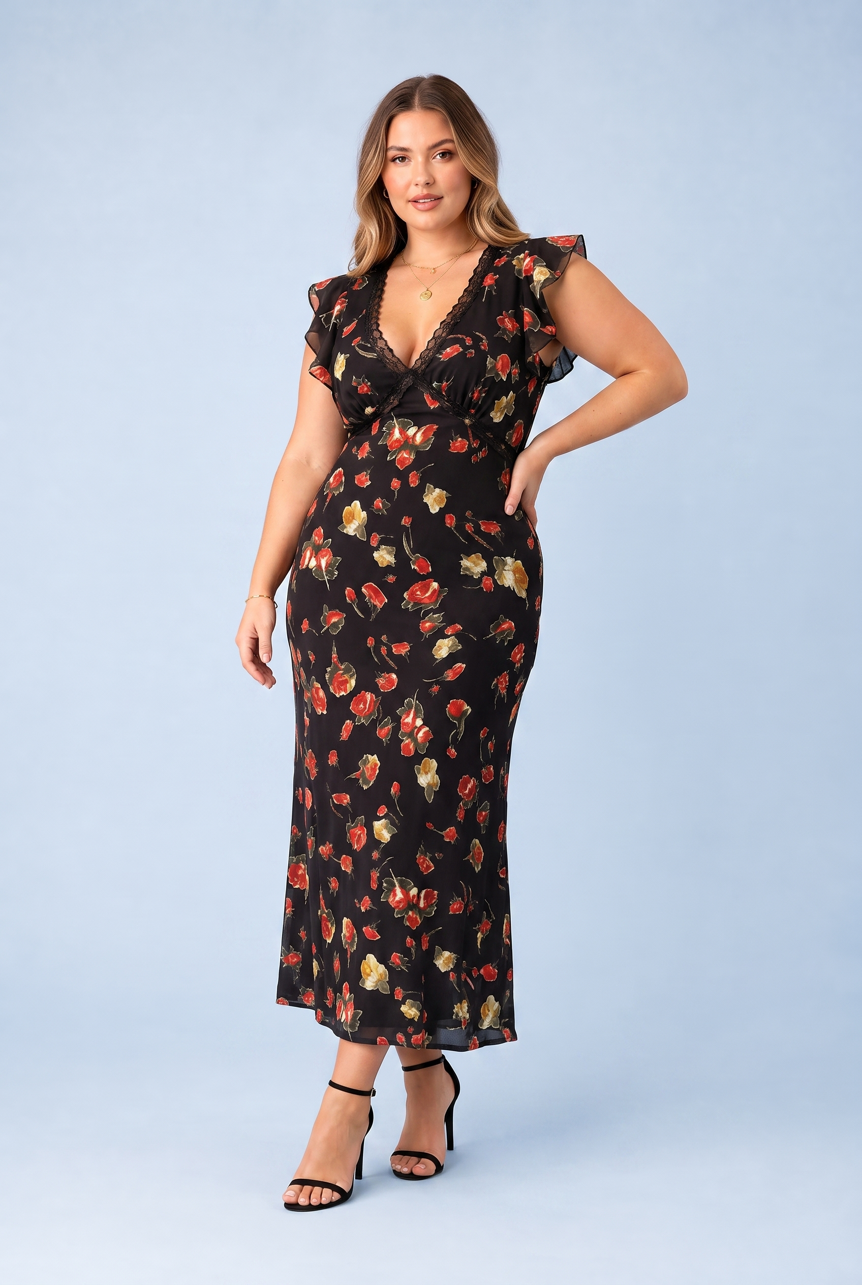 Robe noire florale à volants | Porté sur une silhouette plus ronde | Lounelle Paris
