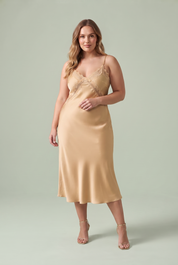 Robe midi satinée à bretelles | Porté sur une silhouette plus ronde | Lounelle Paris