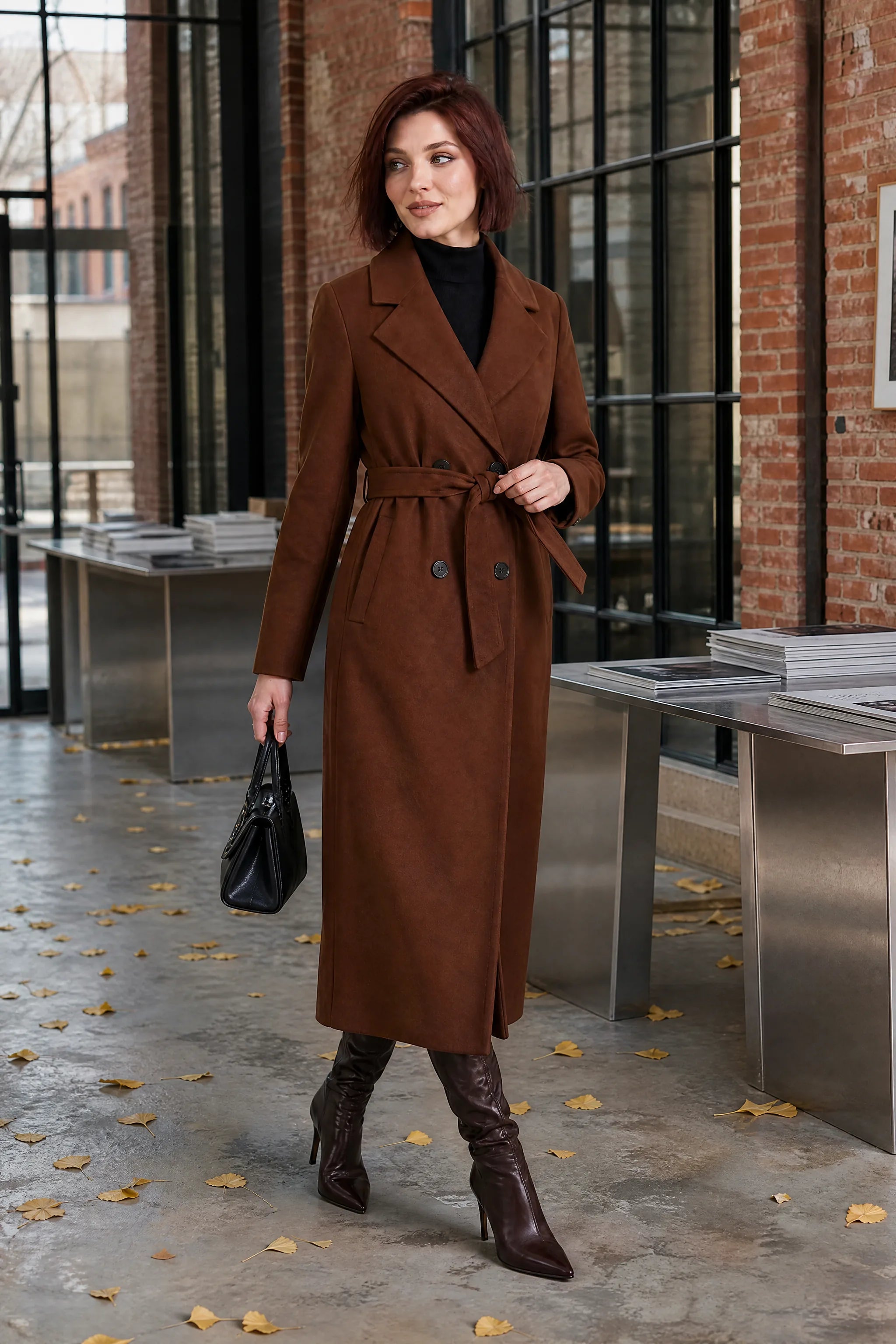 Manteau long marron ceinturé | Photo lifestyle | Lounelle Paris