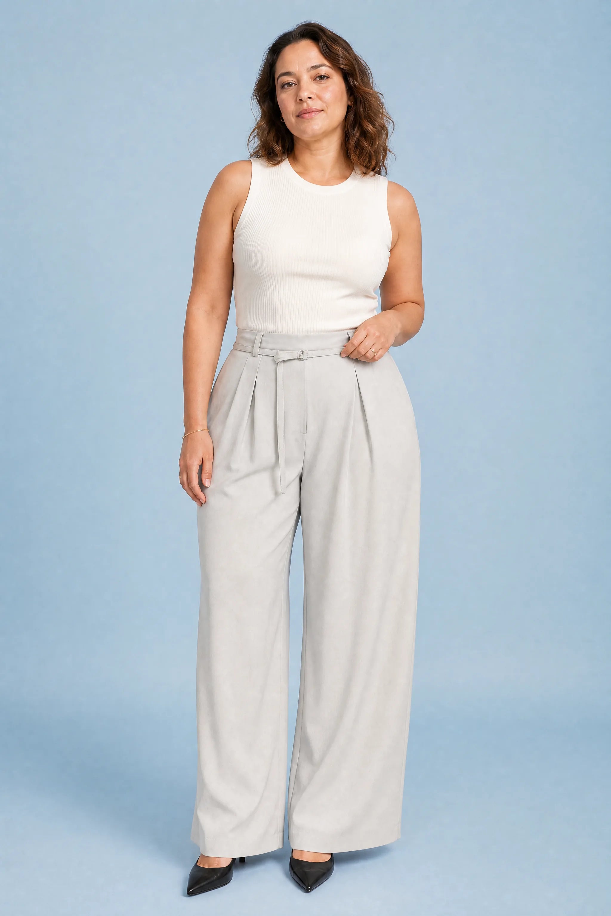 Pantalon large gris clair ceinturé | Porté sur une autre silhouette | Lounelle Paris