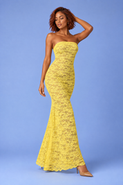 Robe longue jaune en dentelle à bandeau avec détail foulard | Vue en mouvement | Lounelle Paris