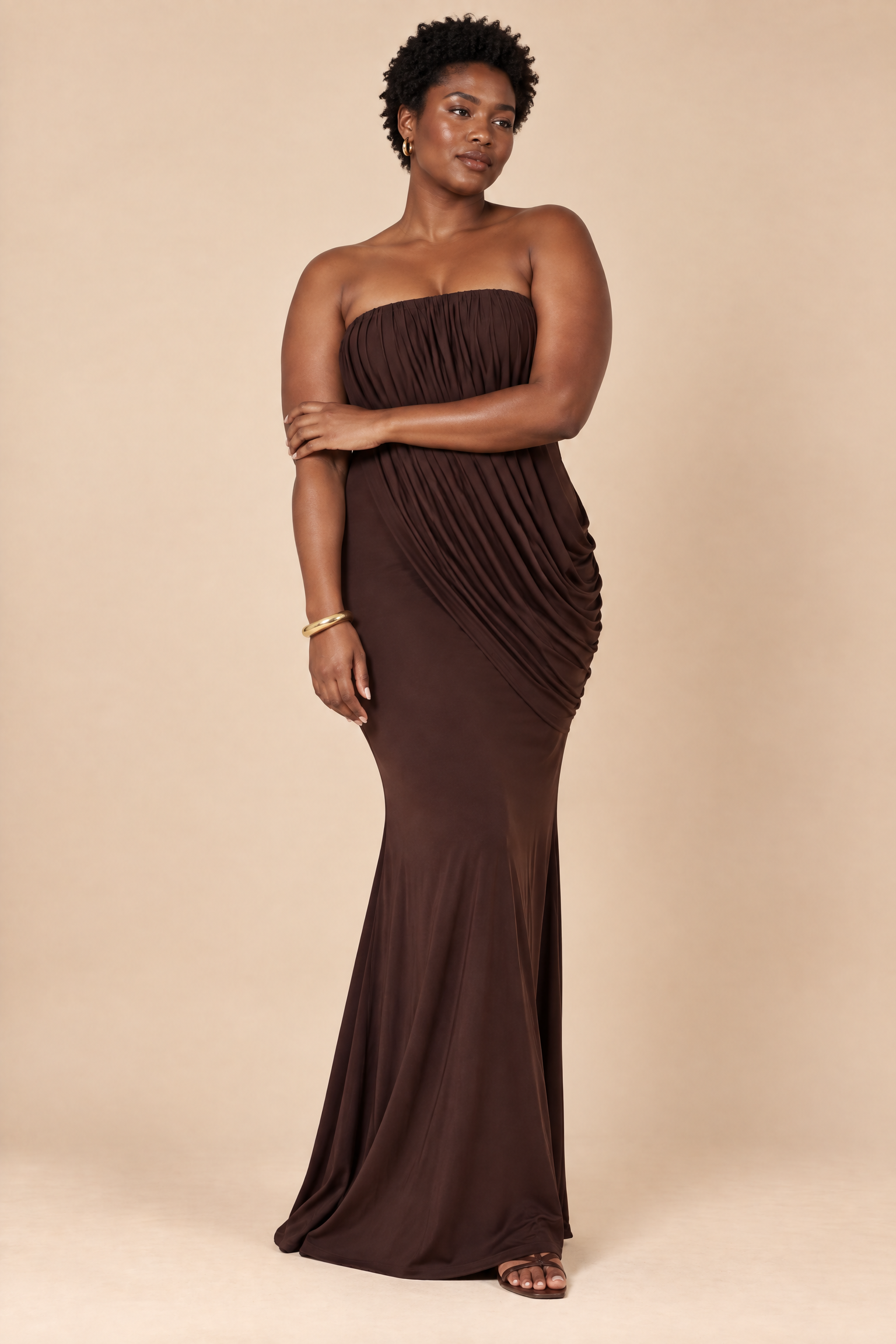 Robe longue marron à col montant et détails volantés | Porté sur une silhouette plus ronde | Lounelle Paris