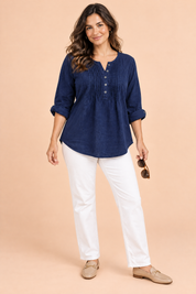 Blouse bleu marine en coton à col rond et patte de boutonnage plissée | Porté sur une autre silhouette | Lounelle Paris