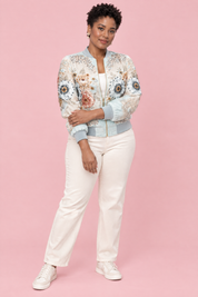 Bomber bleu clair fleuri orné de perles | Porté sur une silhouette plus ronde | Lounelle Paris