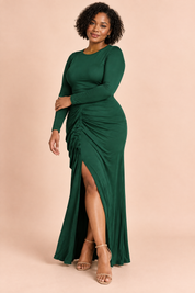 Robe longue verte à manches longues et fente volantée | Porté sur une silhouette plus ronde | Lounelle Paris
