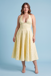 Robe midi jacquard à encolure dos nu jaune | Porté sur une silhouette plus ronde | Lounelle Paris