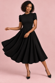 Robe midi noire à col montant et manches bouffantes | Vue en mouvement | Lounelle Paris