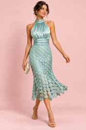 Robe midi vert sauge en satin à encolure américaine et jupe à panneaux | Vue en mouvement | Lounelle Paris