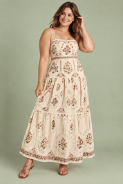 Robe longue écrue fleurie à volants | Porté sur une silhouette plus ronde | Lounelle Paris