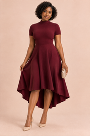Robe midi asymétrique à col montant rouge foncé | Porté sur une autre silhouette | Lounelle Paris