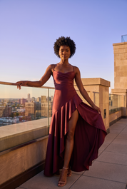 Robe longue bordeaux satinée asymétrique à une épaule et dos ouvert | Deuxième photo lifestyle | Lounelle Paris