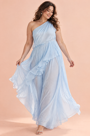 Robe bleue asymétrique à volants | Porté sur une silhouette plus ronde | Lounelle Paris