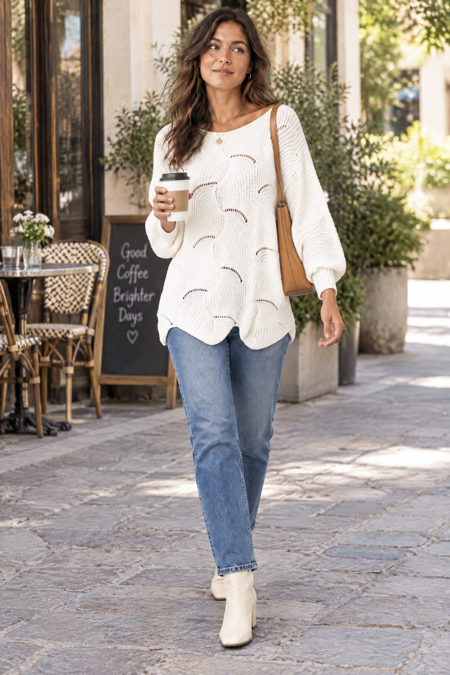 Pull blanc oversize ajouré à col bateau | Photo lifestyle | Lounelle Paris