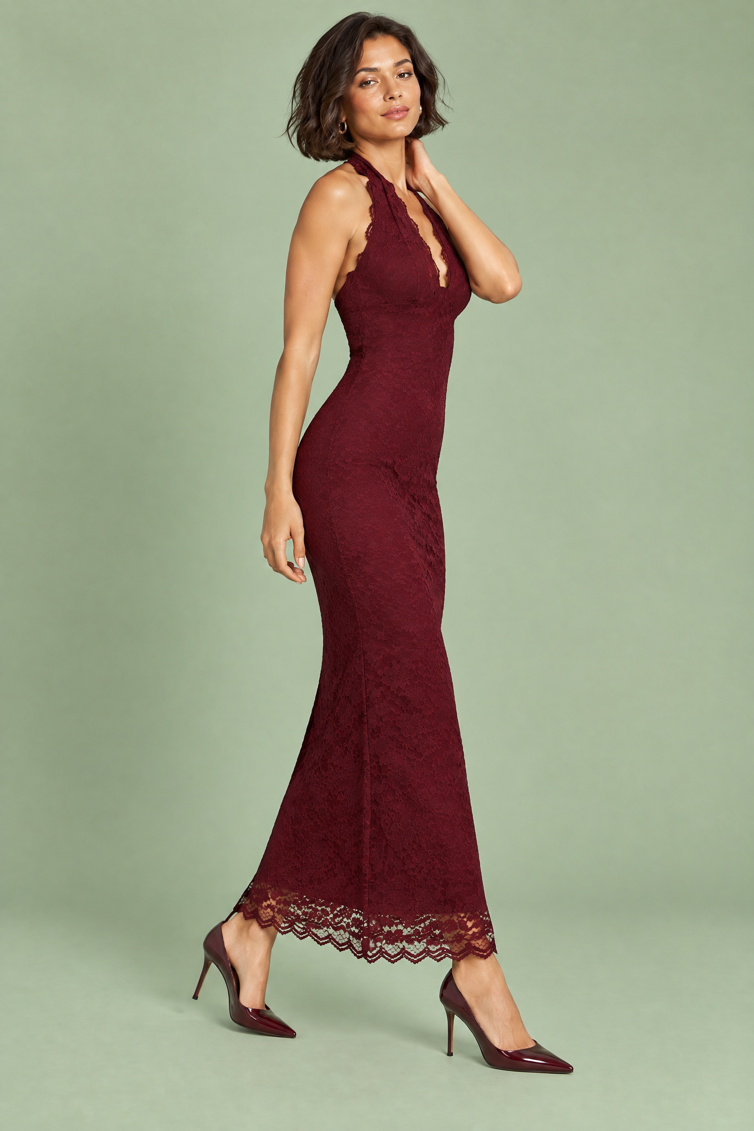 Robe longue en dentelle bordeaux à encolure asymétrique et détail au col | Vue de dos | Lounelle Paris