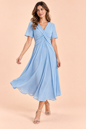 Robe portefeuille bleu clair à col V | Vue en mouvement | Lounelle Paris