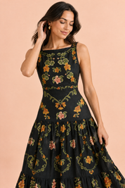 Robe longue noire fleurie à volants | Vue rapprochée | Lounelle Paris