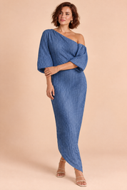 Robe asymétrique bleue à épaule dénudée | Porté sur une autre silhouette | Lounelle Paris